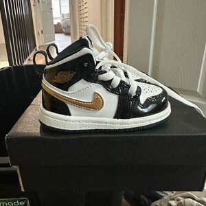 Jordan 1 Mid SE "Black Gold" Toddler Kids' Shoe